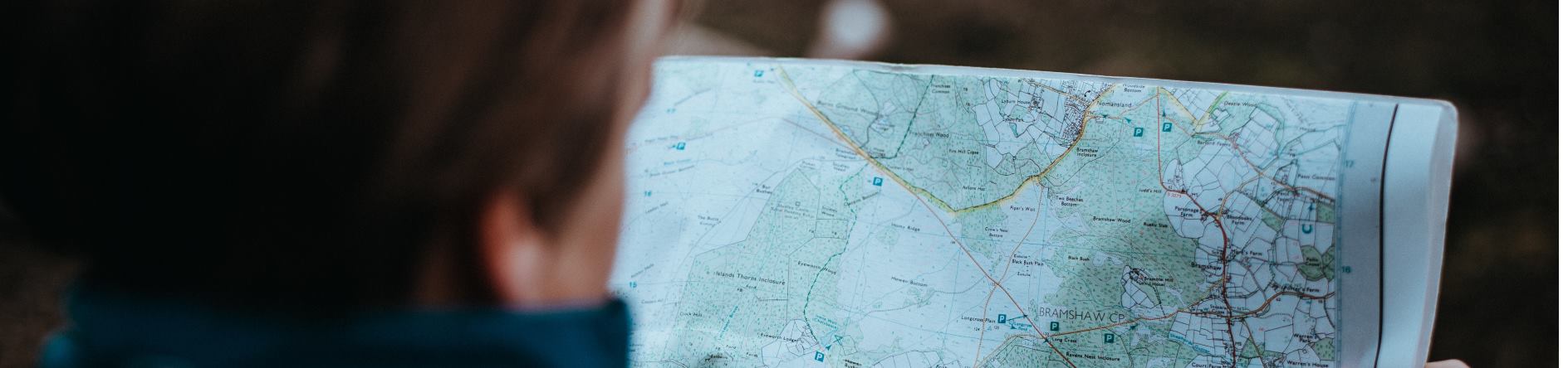 Altersvorsorge - Mann mit Karte sucht Orientierung